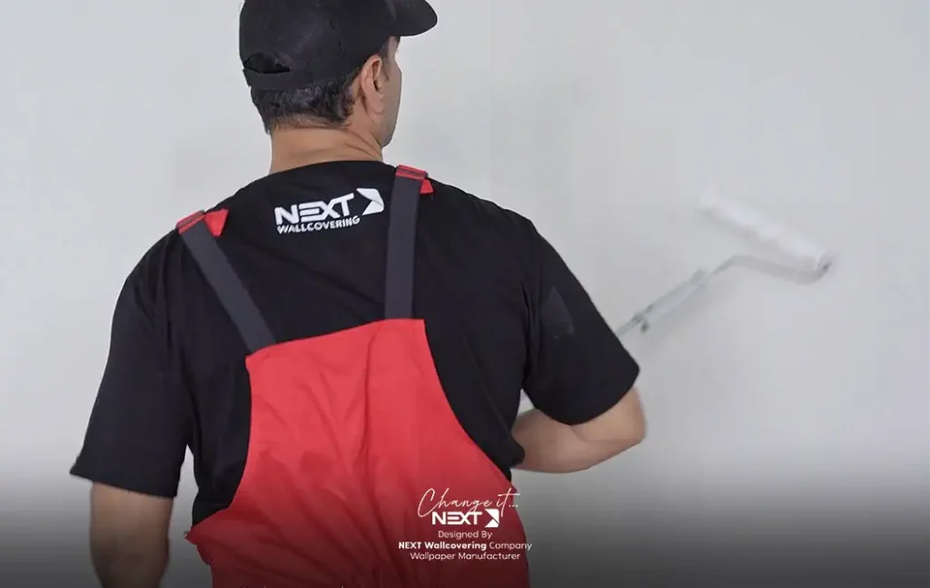 چسب زدن دیوار برای چسباندن کاغذ دیواری