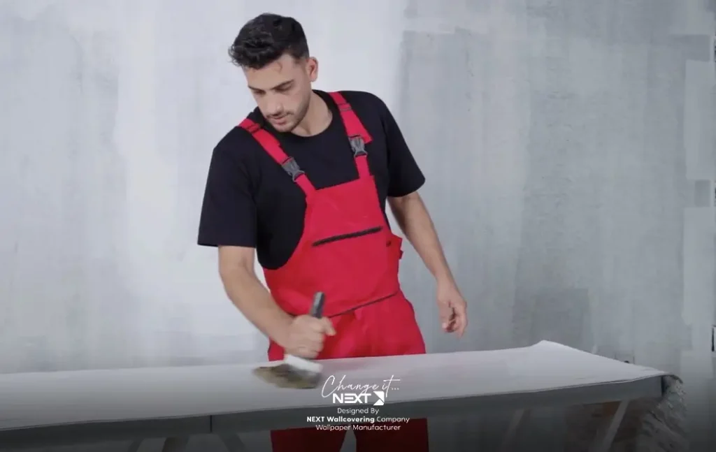 چسب زدن کاغذ دیواری