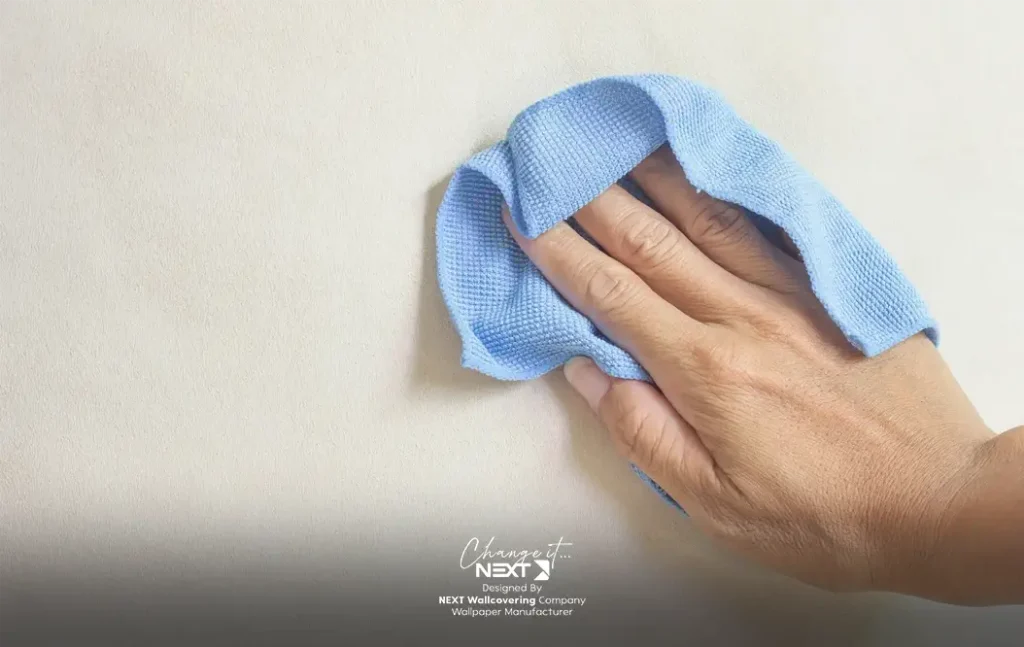 تمیز کردن لک کاغذ دیواری