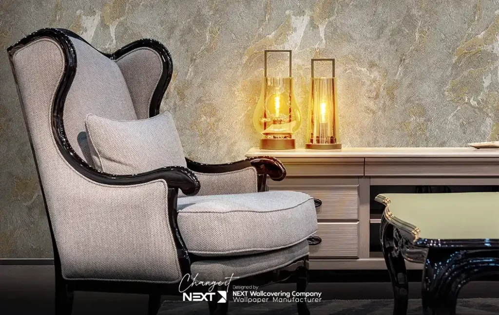 دکوراسیون مبل طوسی با کاغذ دیواری پتینه طلایی